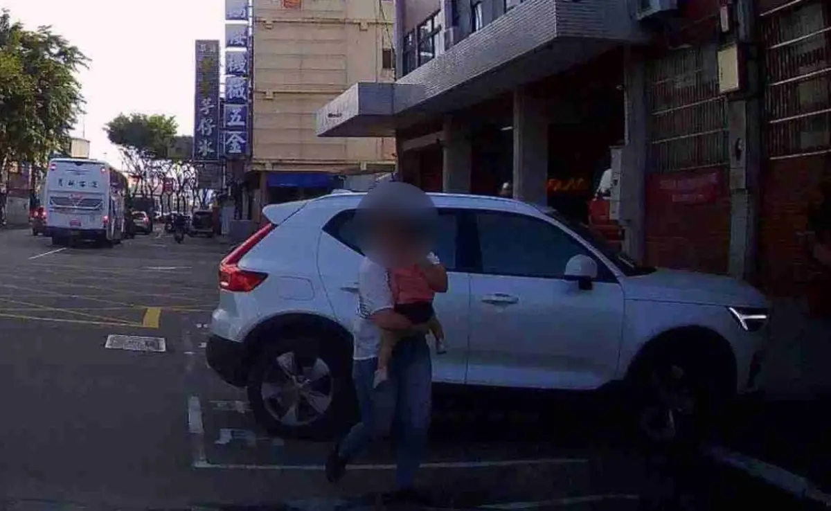 ▲警方指示林男妻子抱著女兒搭乘巡邏車由警方護送，警方3分鐘即火速抵達急診室（圖/第三警分局提供）