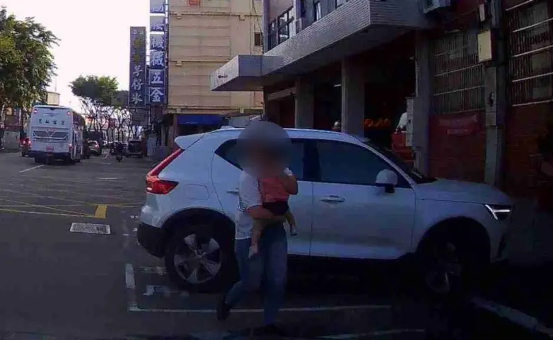 ▲警方指示林男妻子抱著女兒搭乘巡邏車由警方護送，警方3分鐘即火速抵達急診室（圖/第三警分局提供）