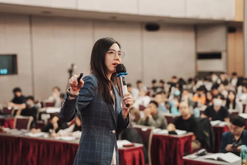 ▲連續兩年獲選《BlockTempo》年度臺灣區塊鏈影響力人物，知識型 YouTuber 水丰刀以教育力量幫助投資者避險！（圖／翻譯泡芙學院提供）