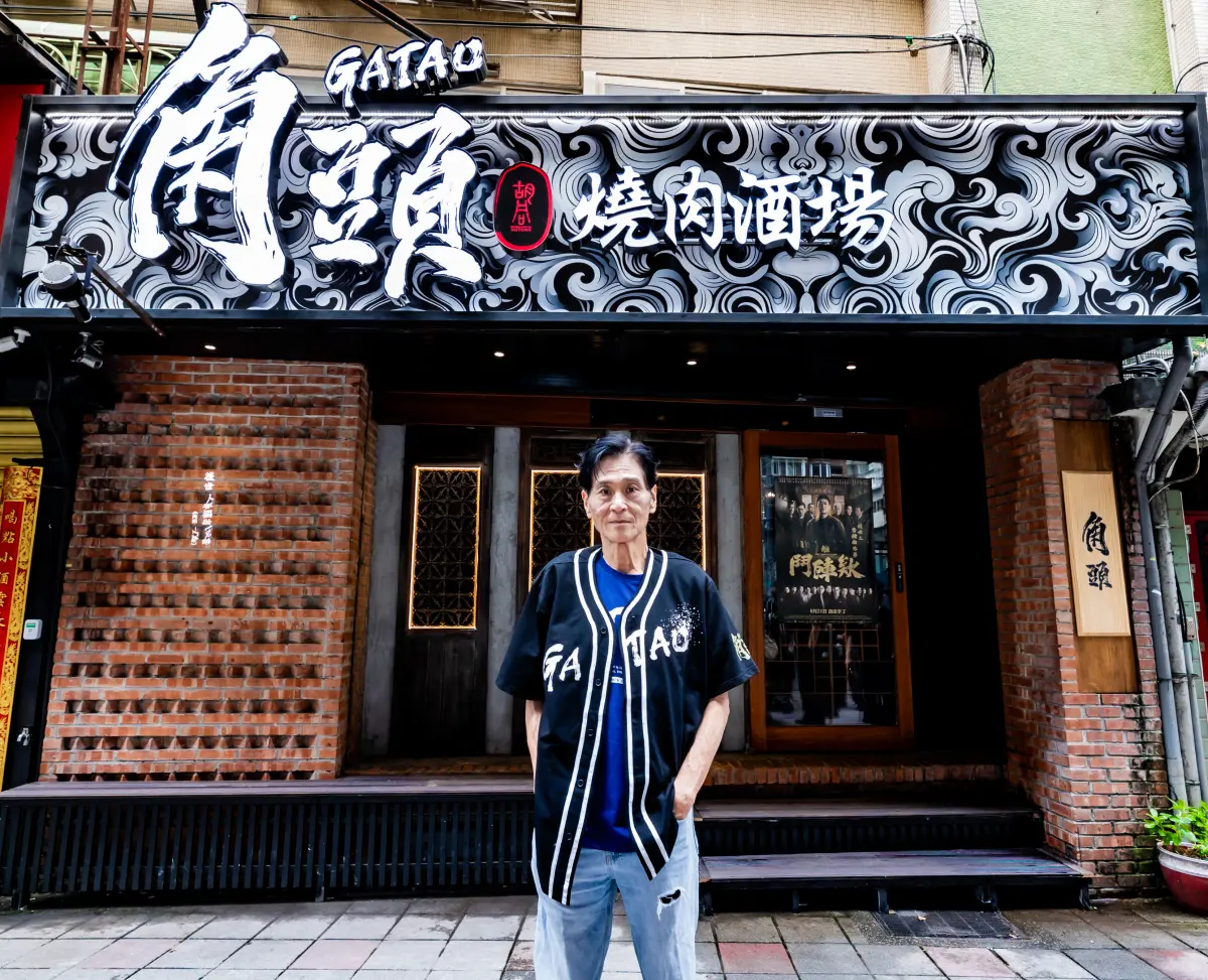 ▲《角頭》系列推出聯名主題餐廳，喜翔（如圖）掛保證牛舌好吃，不好吃找他退錢。他也透露將在8月21日上映的《角頭—鬥陣欸》有王陽明出現，沒有看到王陽明也可找他退票。（圖／曼尼娛樂提供）