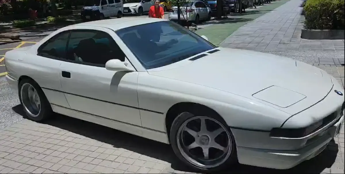 ▲白色BMW 840CI豪華跑車，士林分署以100萬元拍定。（圖／行政執行署士林分署提供）