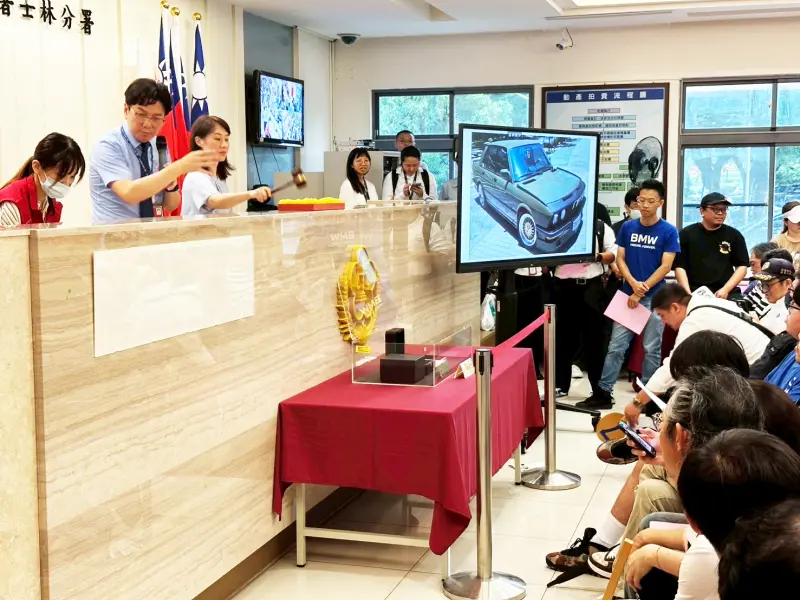▲士林地檢署周芝君主任檢察官(左三)及韓鐘達行政執行官(左二)親自主持拍賣會。(圖/行政執行署士林分署提供)