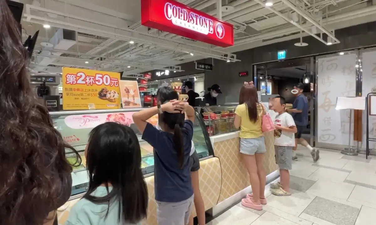 ▲發生誤喝次氯酸水的台中酷聖石冰淇淋Coldstone經國門市，今天上午仍有不少顧客上門。（圖／讀者提供，2025.07.29）