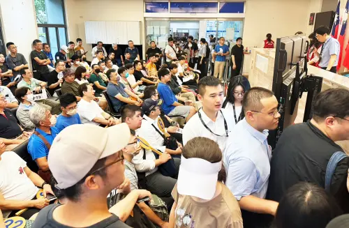 前伊林女模吞身障善款得吐回來!今拍賣4名車進帳239萬 ▲現場來了65組買家,4輛車只花25分鐘就完成競標。(圖/行政執行署士林分署提供)