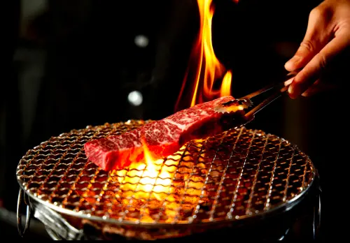 ▲「人情義理」牛排讓觀眾透過味覺感受《角頭》中「北館」的中心準則。（圖／橘焱胡同集團提供）