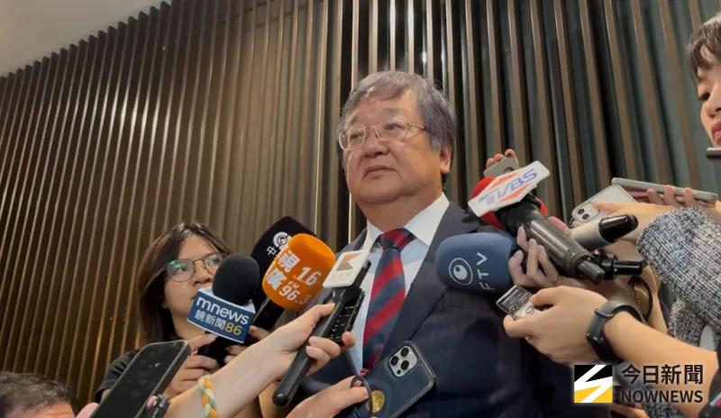 ▲衛福部長邱泰源回應台大兒醫主治醫師輪夜班一事。（圖／記者張乃文攝）