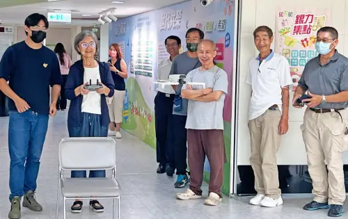 ▲勞動力發展署高屏澎東分署銀髮人才資源中心推出職能培訓課程，學員上課的情形。(圖／勞動部高屏澎東分署提供)