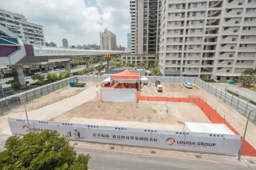 ▲路易莎集團在捷運新莊幸福站旁的美好生活園地,承租600多坪的土地上,正在興建三層樓高900多坪的新形態商城。(圖/路易莎提供)。 ▲路易莎集團在捷運新莊幸福站旁的美好生活園地,承租600多坪的土地上,正在興建三層樓高900多坪的新形態商城。(圖/路易莎提供)。