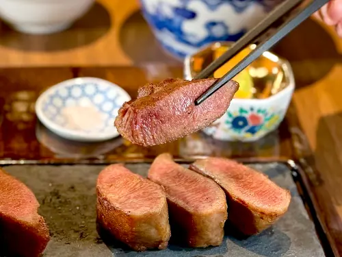 日本仙台「東山牛舌」Dream Plaza開幕!8/8買一送一菜單價格一覽 ▲東山牛舌的「厚切牛舌」基本厚度達2.5~3公分。(圖/記者蕭涵云攝)