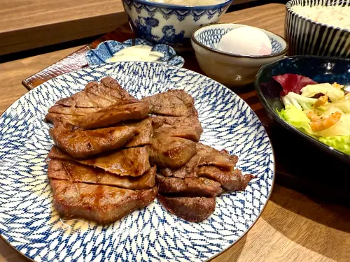 日本仙台「東山牛舌」Dream Plaza開幕!8/8買一送一菜單價格一覽 ▲東山牛舌「經典牛舌」與日本一樣採醃漬熟成處理。(圖/記者蕭涵云攝)