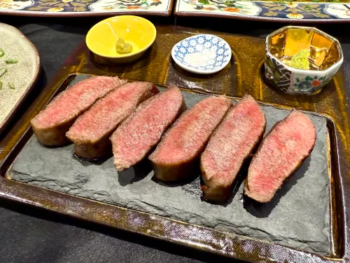 日本仙台「東山牛舌」Dream Plaza開幕!8/8買一送一菜單價格一覽 ▲東山牛舌「極品厚切牛舌定食」一份重140g。業者透露備料一塊僅70g,這份就要使用兩塊牛舌。(圖/記者蕭涵云攝)