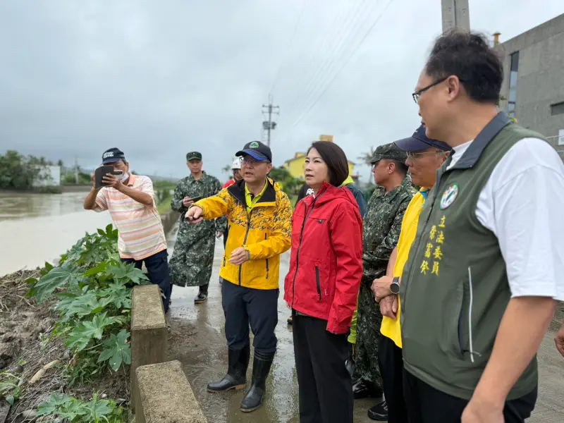 ▲周春米前往鹽埔鄉大仁滯洪池、崁頂鄉溪洲溪排水支線等地區，視察排水與滯洪整備情形。（圖／屏東縣府提供）