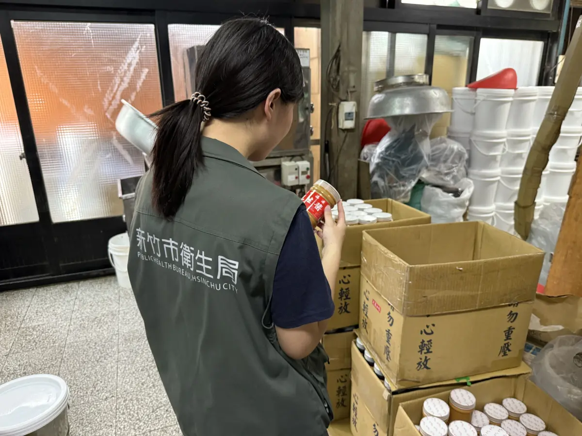 ▲新竹市衛生局今（29）日上午衛生局再次前往業者製造場所，責成業者依食品衛生管理法第52條規定將所有問題產品回收下架。（圖／新竹市衛生局）