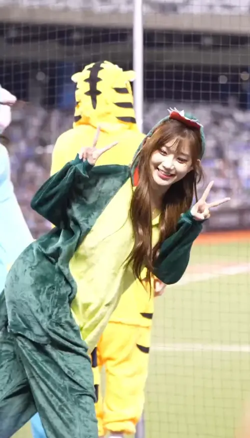 ▲李珠珢穿著恐龍裝現身球場非常可愛。（圖／讀者提供）