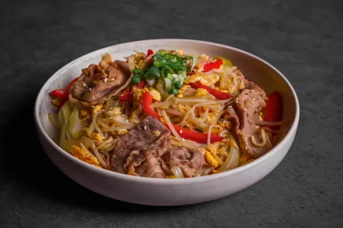 ▲色香味俱全的港式牛肉公仔麵，在家裡就能吃到香港茶餐廳的好滋味。（圖／普橘島提供）