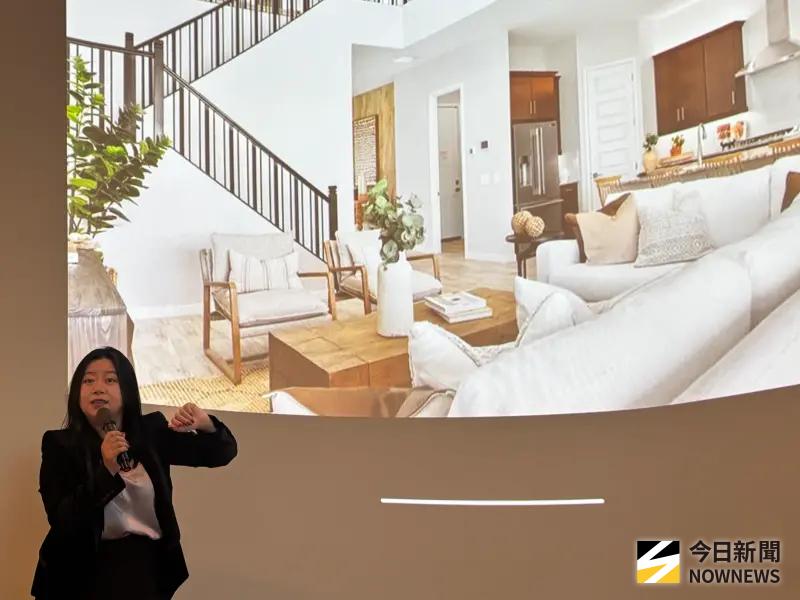 ▲德載國際不動產執行長曾意婷，介紹亞利桑那州皮奧里亞房市行情，五房獨棟別墅精裝修，每坪單價比竹北便宜一半。（圖／記者金武鳳攝，2025.7.29)