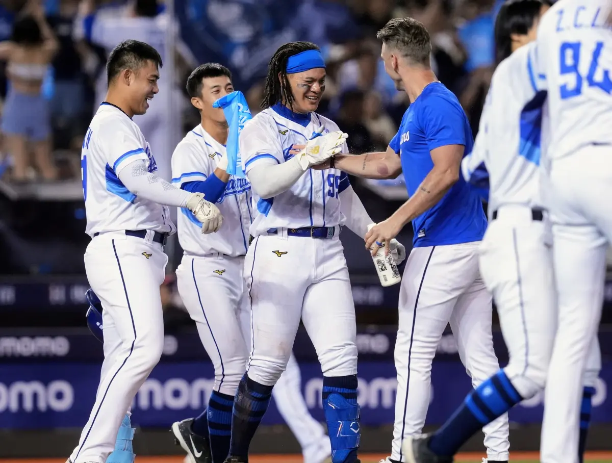 ▲富邦悍將張育成敲出再見全壘打，助悍將以2：0擊退樂天桃猿。（圖／富邦悍將提供）