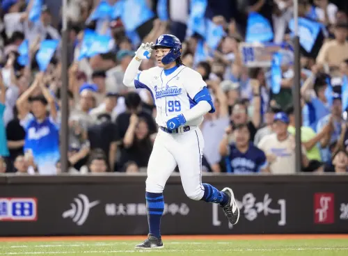 ▲富邦悍將張育成敲出再見全壘打，助悍將以2：0擊退樂天桃猿。（圖／富邦悍將提供）