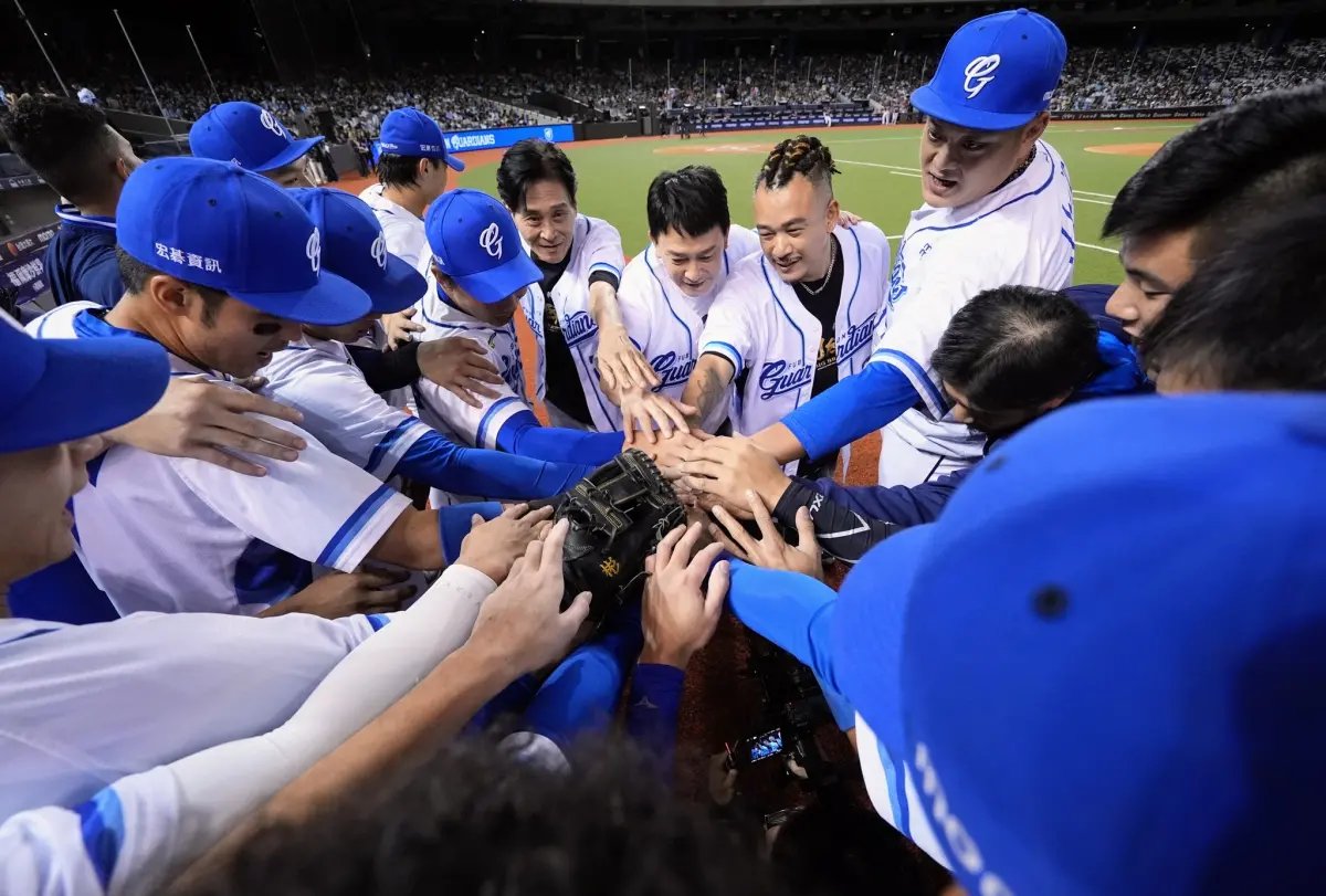 ▲王識賢、喜翔與白吉勝現身臺北大巨蛋，宣傳《角頭－鬥陣欸》，並替富邦悍將開球。（圖／富邦悍將提供）