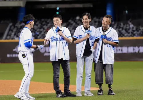 ▲王識賢、喜翔與白吉勝現身臺北大巨蛋,宣傳《角頭-鬥陣欸》,並替富邦悍將開球。(圖/富邦悍將提供) ▲王識賢、喜翔與白吉勝現身臺北大巨蛋,宣傳《角頭-鬥陣欸》,並替富邦悍將開球。(圖/富邦悍將提供)