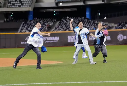 ▲王識賢、喜翔與白吉勝現身臺北大巨蛋,宣傳《角頭-鬥陣欸》,並替富邦悍將開球。(圖/富邦悍將提供) ▲王識賢、喜翔與白吉勝現身臺北大巨蛋,宣傳《角頭-鬥陣欸》,並替富邦悍將開球。(圖/富邦悍將提供)