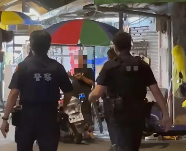 ▲ 29日晚間，新北市板橋區江寧市場晚市，發生一起持刀傷人事件，53歲林姓豬肉攤商因債務糾紛，持刀砍傷57歲的林姓債主。（圖／翻攝畫面）