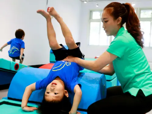 ▲體操訓練的第一步，正是讓孩子透過翻滾、平衡、跳躍等動作，練習本能性的反射與防禦能力。