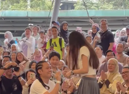 ▲大馬動物園上演感人的求婚橋段。（圖／翻攝自影片）