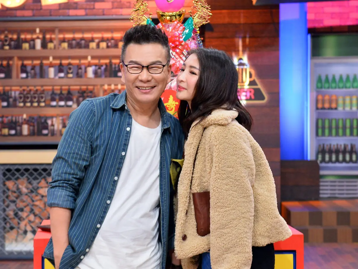 ▲57歲的沈玉琳大老婆芽芽（右）17歲，在台北坐擁5間房的他，買房子都用現金，就是不想將來留債務給妻女。（圖／TVBS提供）