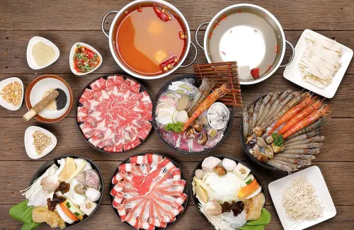 沈玉琳代言的荖子鍋在北台灣有多家分店,最低每人289元起就能吃到,特色是除了自助蔬菜吧之外,還有現做麵條,因此網友們還戲稱荖子鍋是「被火鍋耽誤的麵條店」。(圖/翻攝荖子鍋臉書) ▲沈玉琳代言的荖子鍋在北台灣有多家分店,最低每人289元起就能吃到,特色是除了自助蔬菜吧之外,還有現做麵條,因此網友們還戲稱荖子鍋是「被火鍋耽誤的麵條店」。(圖/翻攝荖子鍋臉書)