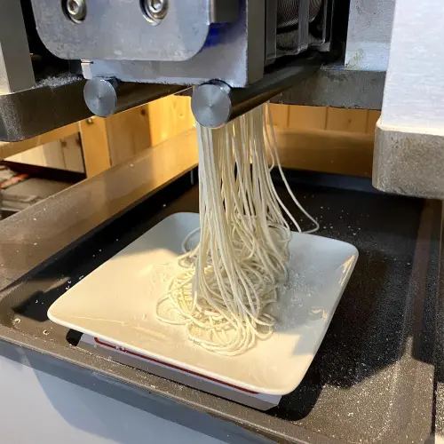 荖子鍋特色是除了有自助蔬菜吧之外,還有現做的麵條。(圖/翻攝荖子鍋臉書) ▲荖子鍋特色是除了有自助蔬菜吧之外,還有現做的麵條。(圖/翻攝荖子鍋臉書)