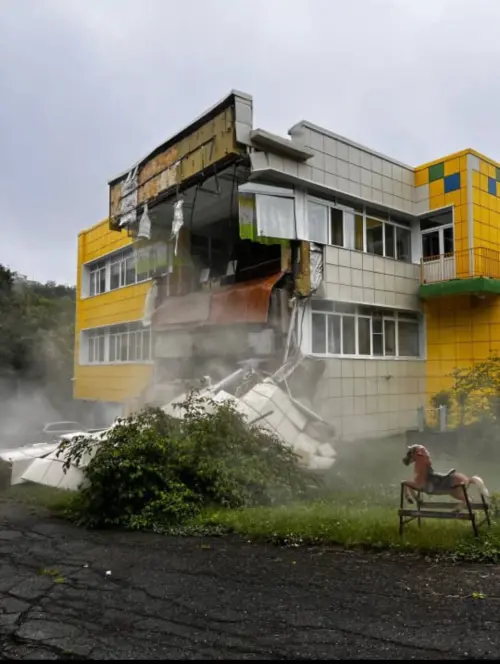 影／俄羅斯8.8強震「幼兒園外牆倒塌」冰箱狂搖　災情畫面曝
