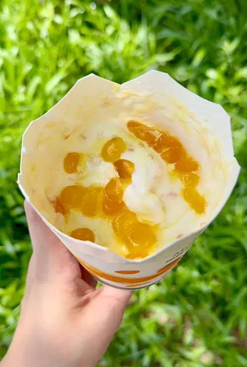 麥當勞「楊枝甘露冰炫風」今開吃!真實口感曝光:晶球QQ好像軟糖 ▲台灣麥當勞首見「凍感芒果晶球」配料,尺寸比想像中大一點,QQ口感像極了軟糖。(圖/記者蕭涵云攝)