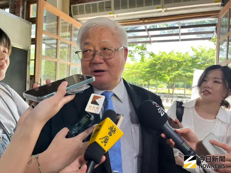 ▲國健署長吳昭軍談加熱菸一事，強調絕對依法行政。（圖／記者張乃文攝）