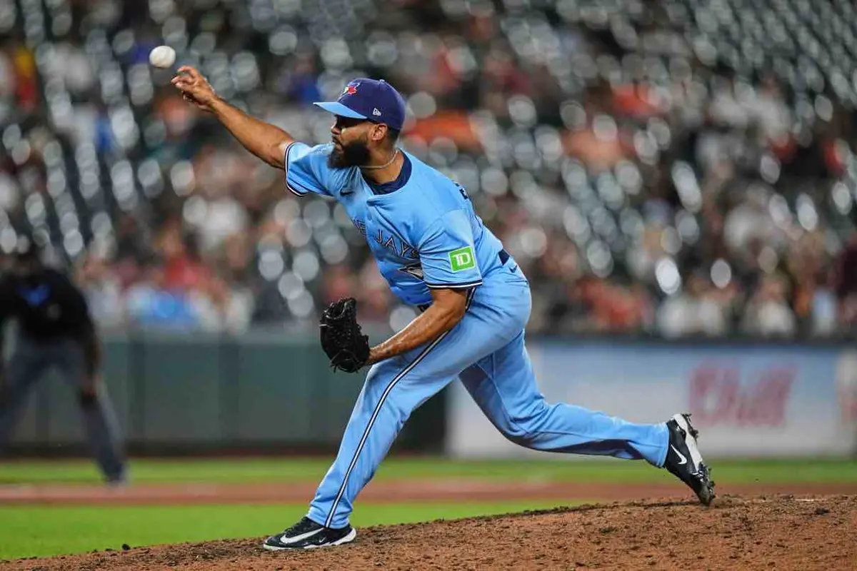 ▲多倫多藍鳥與巴爾地摩金鶯在雙重賽進行期間發動交易，藍鳥獲得牛棚好手多明格茲（Seranthony Domínguez），由於兩隊正於雙重賽交手，也出現了有趣的一幕，原先在金鶯的投手多明格茲，在被交易後於雙重賽第1戰結束，就收拾東西直接步行前往藍鳥隊的休息室。（圖／美聯社／達志影像）