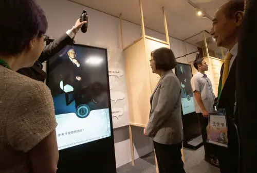 ▲蔡英文與虛擬李登輝互動。（圖／台北攝影聯誼會提供）