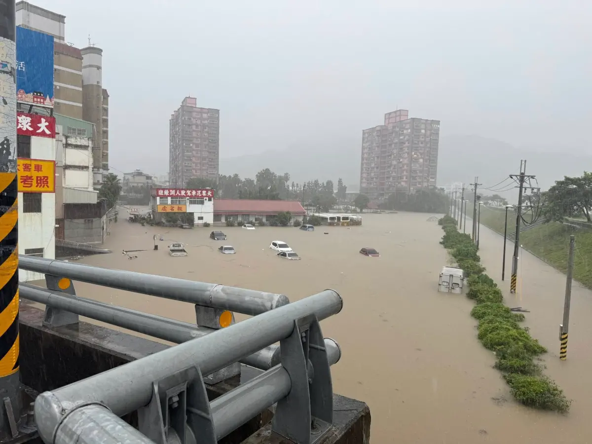 ▲位在軍功橋頭下方的大眾駕訓班，多輛車輛幾乎要被滅頂。（圖／翻攝自南投人聊天室2.0臉書社團）