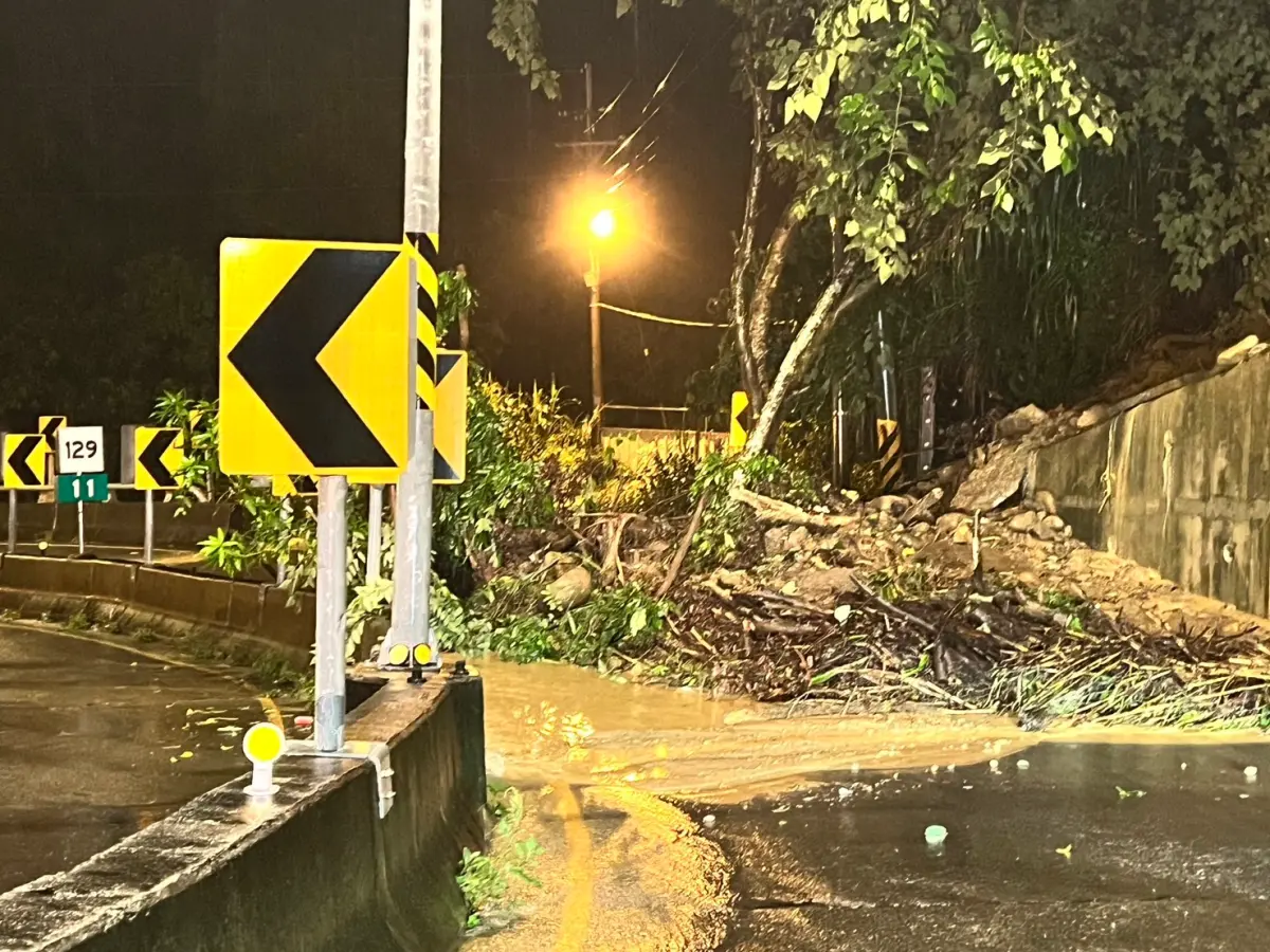 ▲東山路2段(縣道129線11公里處)，中興嶺往大坑下山方向發生土石坍方，大量的土石泥流夾雜樹木阻擋了下山車道（圖/記者鄧力軍翻攝）