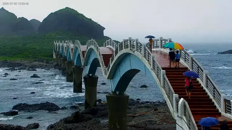 海嘯警報都發了！「三仙台跨海步橋」遊客一堆　眾嘆：沒危機意識