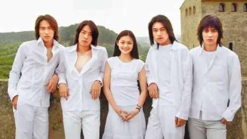 ▲朱孝天（右2）妻子韓雯雯合體F4站C位！構圖全一致　粉絲哭喊：那是大S（中）的位置。（圖／翻攝自網路）