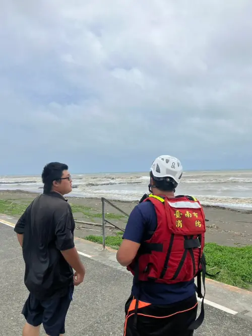 ▲中央氣象署於今天日中午12時00分發布海嘯警報,為此南市府發布海嘯警報並劃設警戒區域,限制或禁止人民進入,禁止船舶出海。(圖/南市府提供) ▲中央氣象署於今天日中午12時00分發布海嘯警報,為此南市府發布海嘯警報並劃設警戒區域,限制或禁止人民進入,禁止船舶出海。(圖/南市府提供)