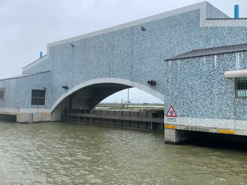 ▲為防範海嘯帶來影響,水利局已完成相關整備工作,包含預先關閉七股六成防潮閘門。(圖/南市府提供) ▲為防範海嘯帶來影響,水利局已完成相關整備工作,包含預先關閉七股六成防潮閘門。(圖/南市府提供)