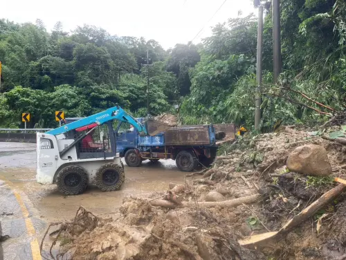 雨彈狂炸中市山區　土石滑落險象環生搶修急清

