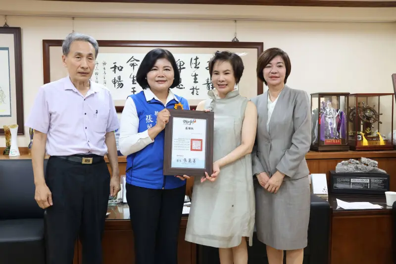 ▲雲林縣長張麗善頒贈感謝狀，並盛讚莊雅清董事長「以身作則、慈悲為懷」。（圖／主辦單位提供）