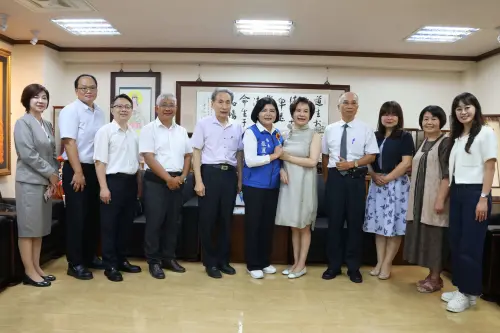 ▲此次受助學生分別來自雲林縣七所國中，各校校長親臨現場觀禮，感謝莊董事長給予孩子翻轉人生希望。（圖／主辦單位提供），