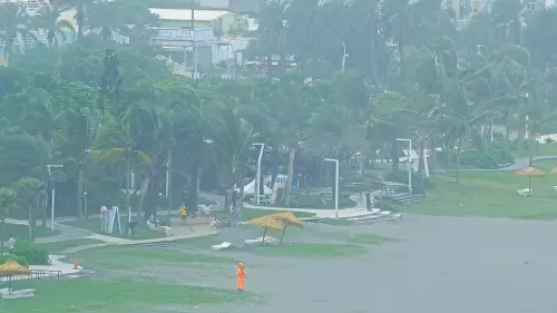 ▲海巡人員將觀浪遊客控制離岸邊一段距離的位置。（圖／YT@高雄旅遊網）