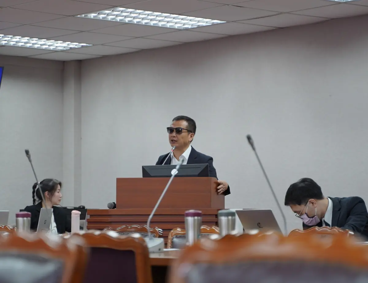 ▲礙於眼睛傷口尚未痊癒，藍委羅智強今（30）日也特地戴上墨鏡進行質詢。（圖／翻攝自羅智強臉書）