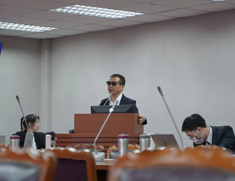 ▲礙於眼睛傷口尚未痊癒，藍委羅智強今（30）日也特地戴上墨鏡進行質詢。（圖／翻攝自羅智強臉書）