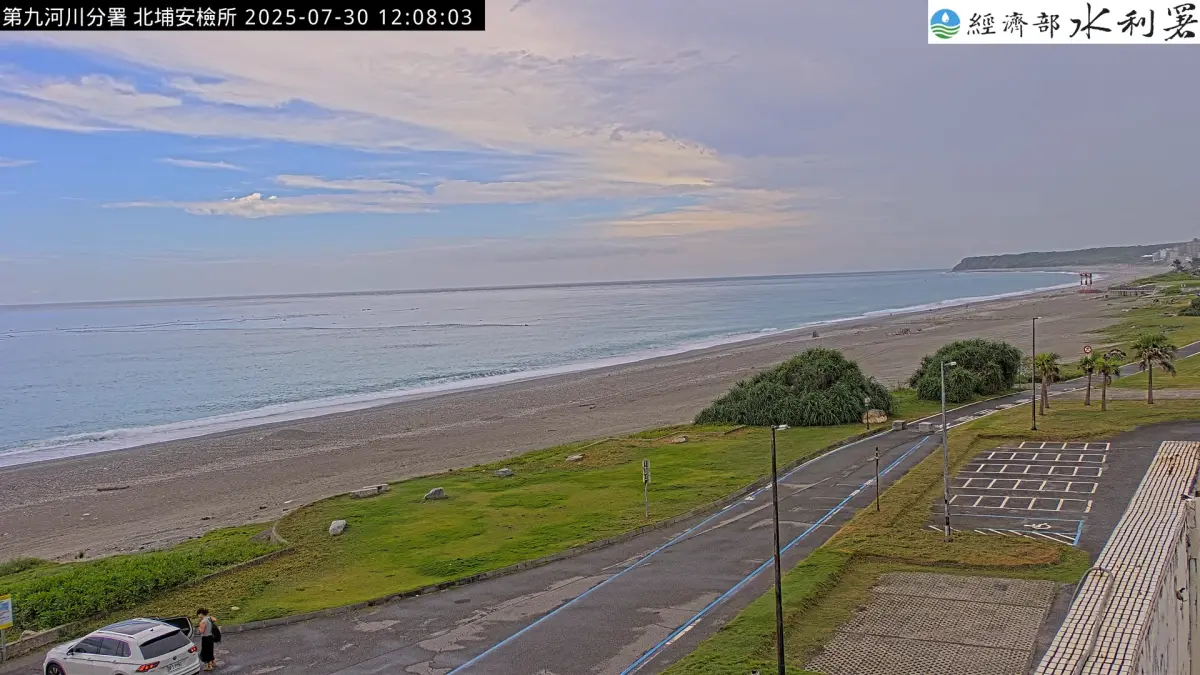 ▲花東沿海是深海直落型的地形，海嘯波來不及增高就直接撞上岸了。（示意圖／水利署水利防災組）