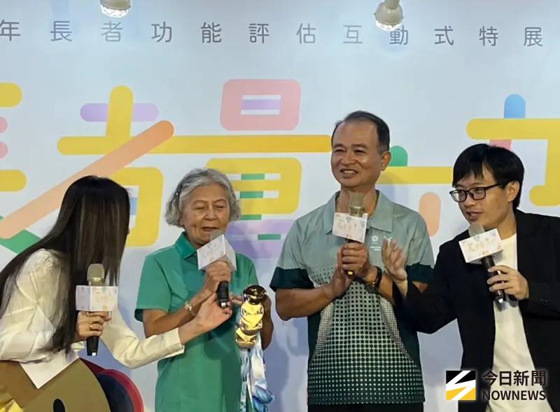 ▲國健署舉辦「114年長者量六力互動式特展開幕」記者會，「噴射機阿嬤」也分享自身經驗。（圖／記者張乃文攝）